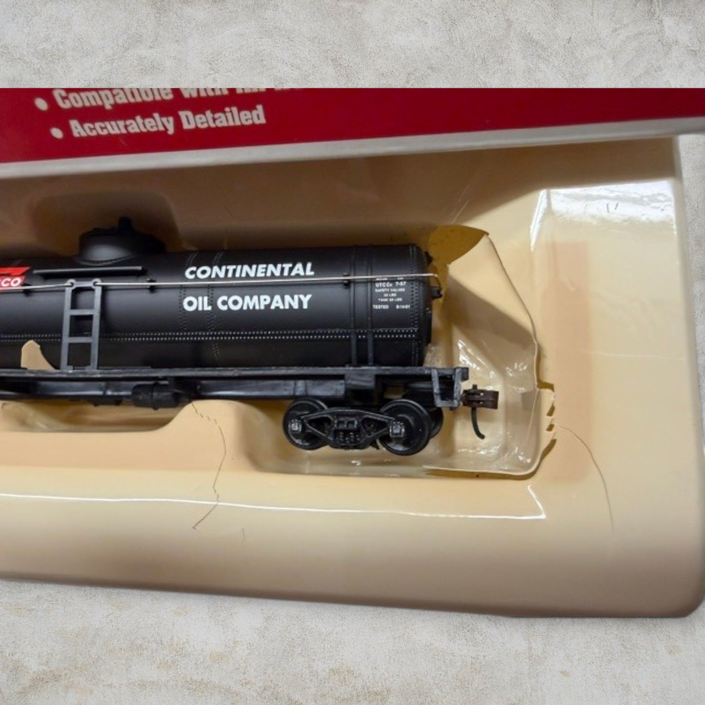 #1141 Walthers Trainline HO Scale Conoco 40' Tank Car #931-614 – Continental Oil Company – Ready-to-Run